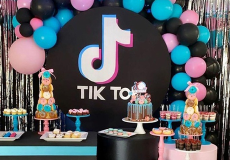 украшение шарами Tik Tok вечеринки