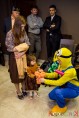 Миньон выносит торт